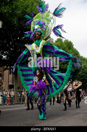 Mitglieder aus der Sunshine Internationalat Kunst schweben am Notting Hill Karneval 2009 Stockfoto