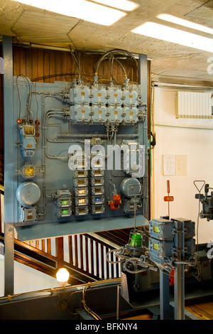 Käfig / lift Schalter / Schalter Steuerung des Aufzugs in die vorhandene Welle an das Salzbergwerk Mine. In der Nähe von Krakau, Polen. Stockfoto