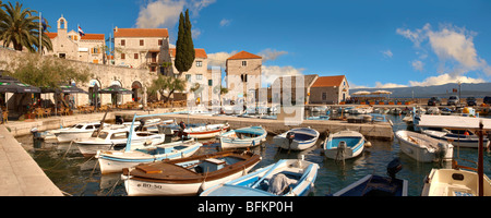 Angelboote/Fischerboote im Hafen von Bol, Insel Brac, Kroatien Stockfoto