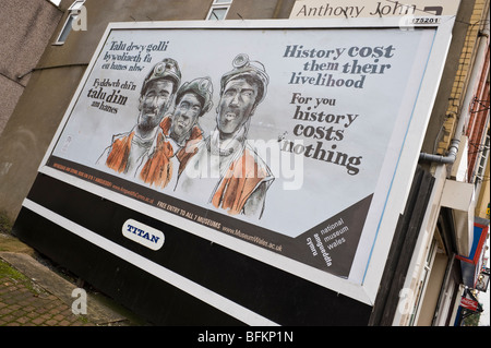 Titan zweisprachig Englisch Walisisch Plakatwand zeigt Bergleute Werbung freier Eintritt ins National Museum of Wales Websites Stockfoto