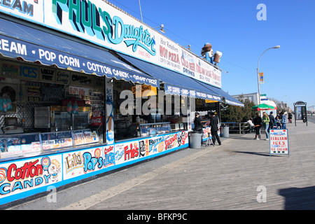 Snack-Bar auf der Promenade, Coney Island, Brooklyn, NY Stockfoto