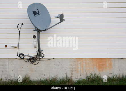 DirecTV Satellitenschüssel in einer Vorstadtgehäuse Gemeinschaft. Stockfoto