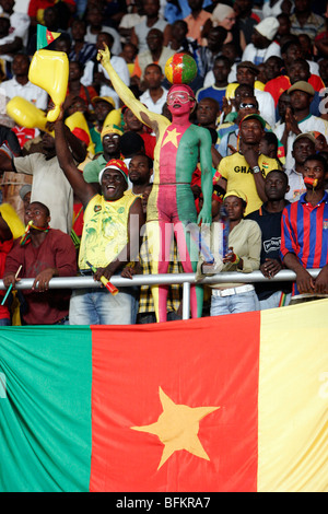 Körper gemalt Cameron Unterstützer Jubel auf seiner Mannschaft im Viertelfinale des Afrika Cup der Nationen 2008 gegen Tunesien. Stockfoto