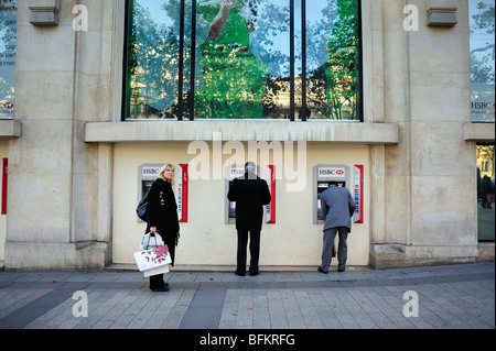 Paris, Frankreich-Menschen mit UTM Geldautomaten außerhalb, HSBC Bank Hauptsitz Firmengebäuden, Front, Fassade, Stockfoto