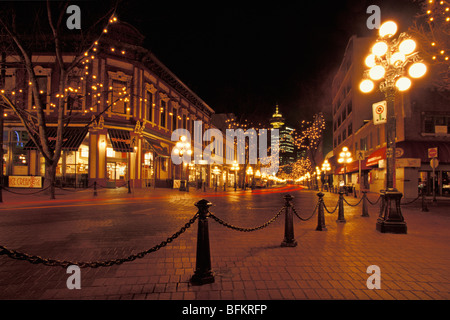 Nachtansicht von Lichtern und Harbour Centre auf Stein gepflastert Water Street im Stadtteil Gastown, Vancouver, BC, Kanada Stockfoto