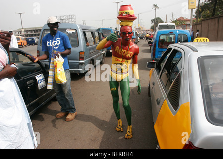 Fußball-Fans mit der Black Star-Stürmer Junior Agogo geschrieben über seine Brust Straßenmusik für Fotos in Kumasi gemalt. Ghana Stockfoto