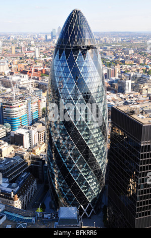 Die Schweizer Rück-Gebäude (The Gherkin) um 30 St Mary Axe in The City of London, entworfen von Sir Norman Foster. Stockfoto