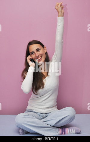 Junge Frau mit Handy Stockfoto