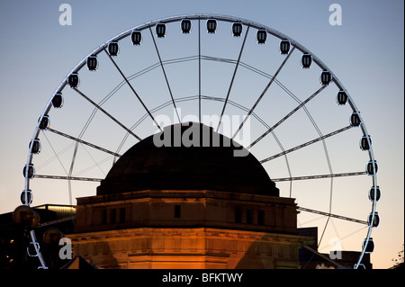 Das große Rad zurück in Birmingham mit der Halle der Erinnerung in Forground im Centenary Square Gegend der Stadt. Stockfoto