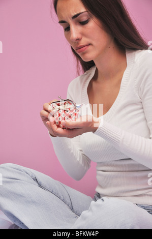 Junge Frau mit leeren Geldbörse Stockfoto