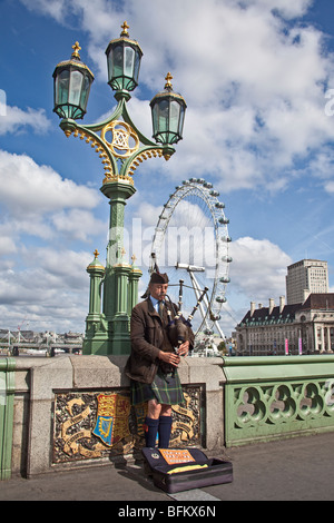 London; Straßenmusiker auf Westminster Bridge; September 2OO9 Stockfoto