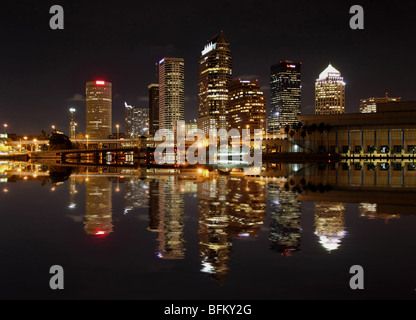 Nacht-Exposition auf die Skyline von Tampa am 14. Oktober 2009. Ansicht von hinten Rehabilitaion Center am Tampa General Hospital. Stockfoto