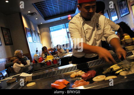Koch Kochen auf dem Grill im japanischen restaurant Stockfoto