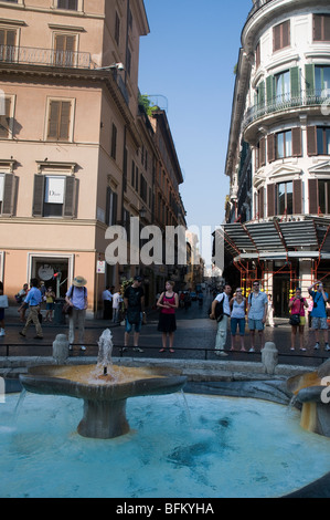 Fontana della Barcaccia ("Brunnen des alten Bootes") zur Piazza di Spagna Stockfoto