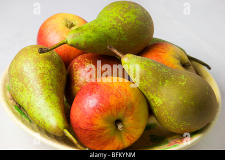 Englisch Cox Äpfel und Birnen der Konferenz in einer Schüssel Stockfoto