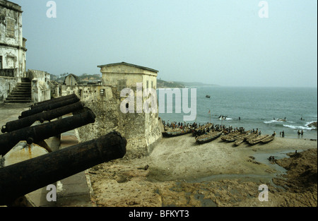 16. C britischen Kanonen gebaut Cape Coast Castle auf die Bucht von Benin Ghana Stockfoto