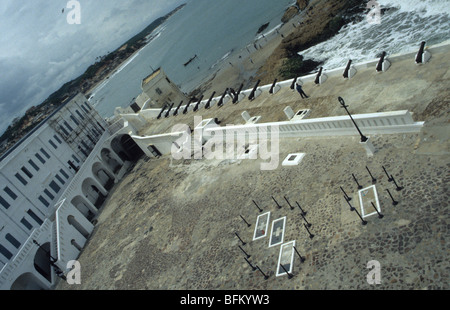 16. C britischen Kanonen gebaut Cape Coast Castle auf die Bucht von Benin Ghana Stockfoto