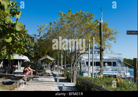 Glasboden-Boot in der Marina an der John Pennekamp Coral Reef State Park, Key Largo, Florida Keys, USA Stockfoto