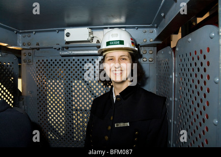 Lächelnd Operator / Führer des Käfigs Aufzug Aufzug in die vorhandene Welle an das Salzbergwerk Mine. In der Nähe von Krakau, Polen. Stockfoto