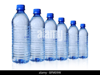 Mineralwasser in 6 Größen auf einem weißen Hintergrund isoliert Stockfoto