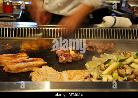 Koch Kochen auf dem Grill im japanischen restaurant Stockfoto