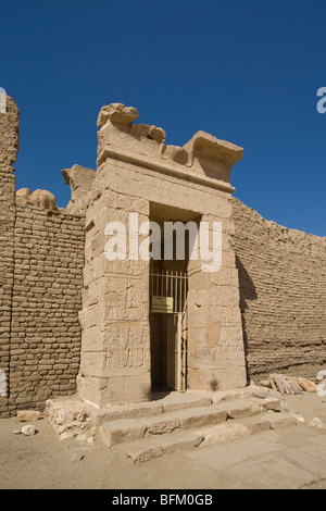 Eingangstor zum ptolemäischen Tempel in Deir el-Medina, die Workers Dorf auf der West Bank, Luxor, Ägypten Stockfoto