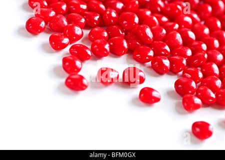 Red Valentine Zimt Herzen Bonbons auf weißem Hintergrund Stockfoto