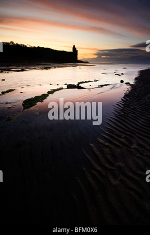 Sonnenuntergang über dramatische Wolken über Greenan Burg - eine zerstörte 16. Jahrhundert Turm Haus, Alloway, Ayrshire, Schottland Stockfoto