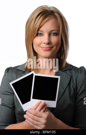 Schöne junge Frau mit zwei leeren Polaroid-Fotos Stockfoto