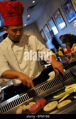 Koch Kochen auf dem Grill im japanischen restaurant Stockfoto