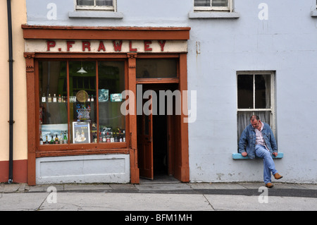 Frawelys traditionelles Pub in Lahinch Co Clare Stockfoto