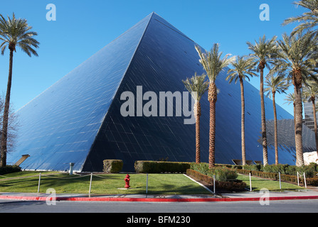 Las Vegas - Luxor Hotelcasino - Pyramide und Palmen Stockfoto