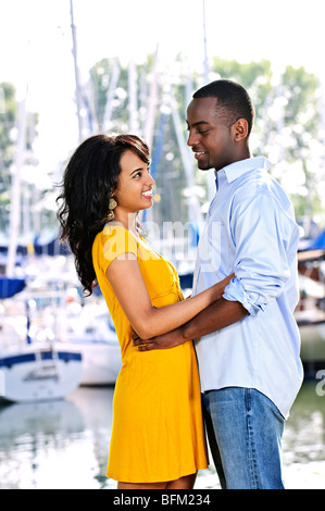 Junge romantisch zu zweit einander umarmen und stehen am Hafen Stockfoto