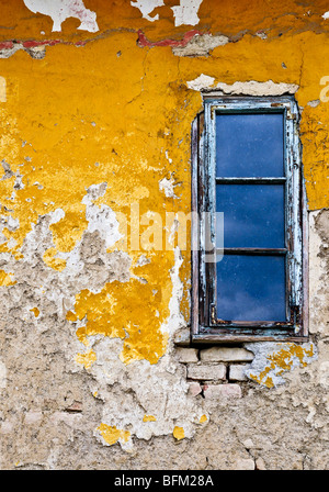 Alten verwitterten bemalten Wand und Fenster für Grunge Hintergrund Stockfoto