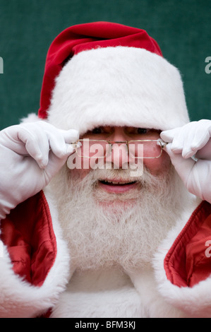 Nahaufnahme von authentischen menschlichen Santa Claus seine Brille anpassen Stockfoto