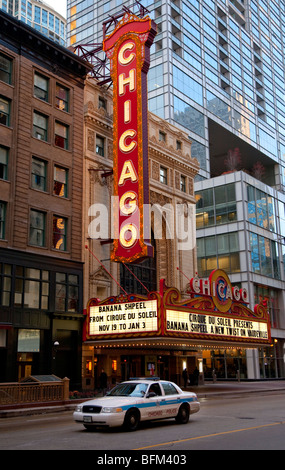 Chicago Polizeiauto vor dem legendären Balaban und Katz Chicago Theater auf staatliche Straße Illinois usa Stockfoto