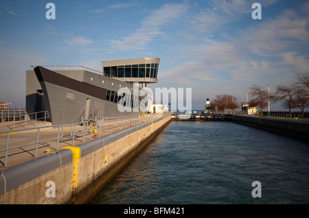 Im Hafen von Chicago Schloss auf der Tagung des Chicago River und Lake Michigan an einem sonnigen Tag Stockfoto