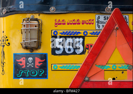 Zurück von einem Auto Rickshaw in Indien, mit einem gemalten Totenkopf Stoppschild. Andhra Pradesh, Indien Stockfoto