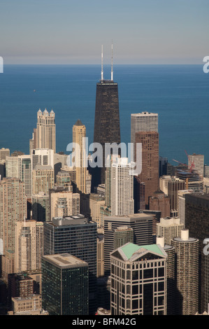 Downtown Chicago und das John Hancock Center Tower mit Lake Michigan hinten gesehen vom Sears Willis Tower an einem sonnigen Tag Stockfoto