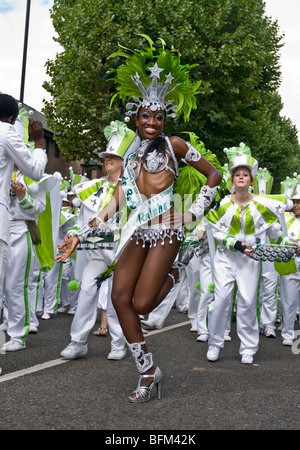 Tänzerin aus London Schule der Samba Schwimmer Tänze in der Straße am 2009 Notting Hill Carnival. Stockfoto