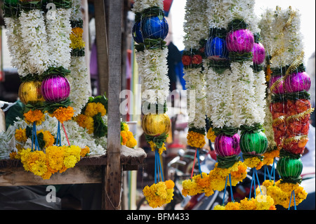 Indische religiöse Blumengirlanden an einem Marktstand. Indien Stockfoto