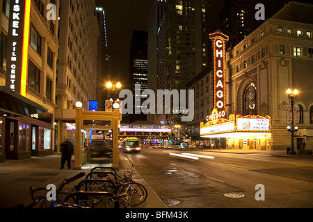 legendären Chicago Theatre, Balaban und Katz Chicago Theatre, North State Street im Chicago Loop in der Nacht Stockfoto