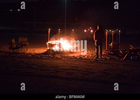 Guy Fawkes Bonfire Night, Lagerfeuer am Strand, man beobachtete Feuer Stockfoto