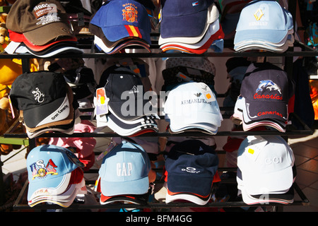 Baseball Capes mit Designer Logos am Marktstand in Spanien Stockfoto