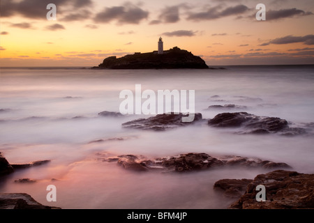 Flut an Sonnenuntergang, Godrevy Point und Leuchtturm, St. Ives Bay, North Cornwall Stockfoto