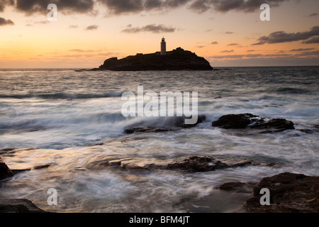 Flut an Sonnenuntergang, Godrevy Point und Leuchtturm, St. Ives Bay, North Cornwall Stockfoto