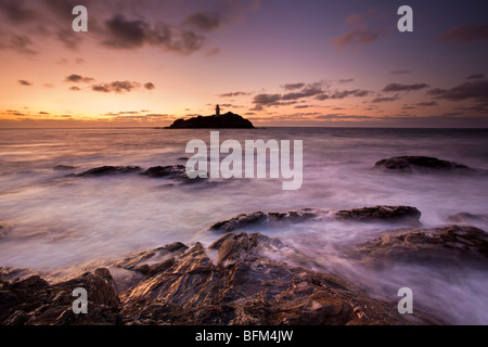 Flut an Sonnenuntergang, Godrevy Point und Leuchtturm, St. Ives Bay, North Cornwall Stockfoto