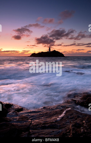 Flut an Sonnenuntergang, Godrevy Point und Leuchtturm, St. Ives Bay, North Cornwall Stockfoto