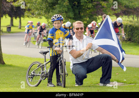 Sir Chris Hoy und junge Radfahrer Stockfoto