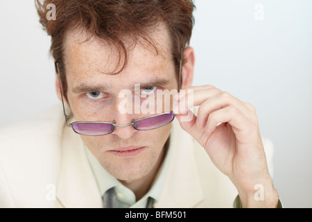Ernsten Blick des jungen Mannes hautnah Stockfoto